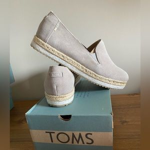 NWT Palma Tom’s in Drizzle Grey. Size 9.5